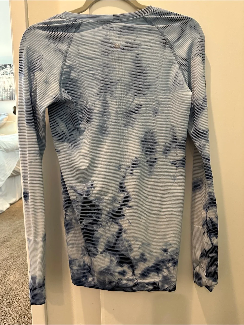 Lululemon Blue & White Athletic Tie-Dye Long Sleeve Crew Neck Top - size 8 EUC
